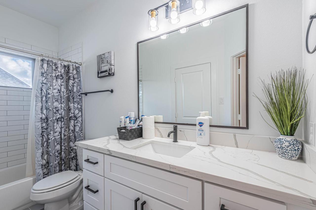 Luxury 3Br, Ks Bed Mins Away 4Rm Dtown, Med Ctr Villa Houston Bagian luar foto